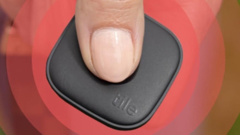 타일에서 SOS 버튼을 누르는 사람