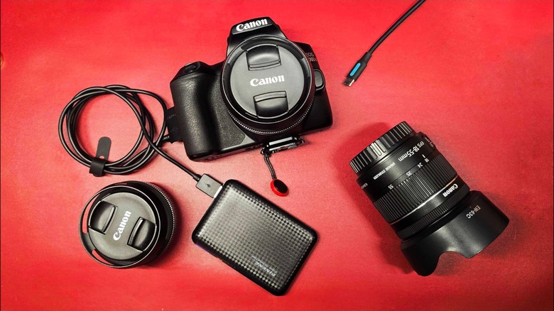 보조 배터리를 사용하여 카메라 배터리 충전