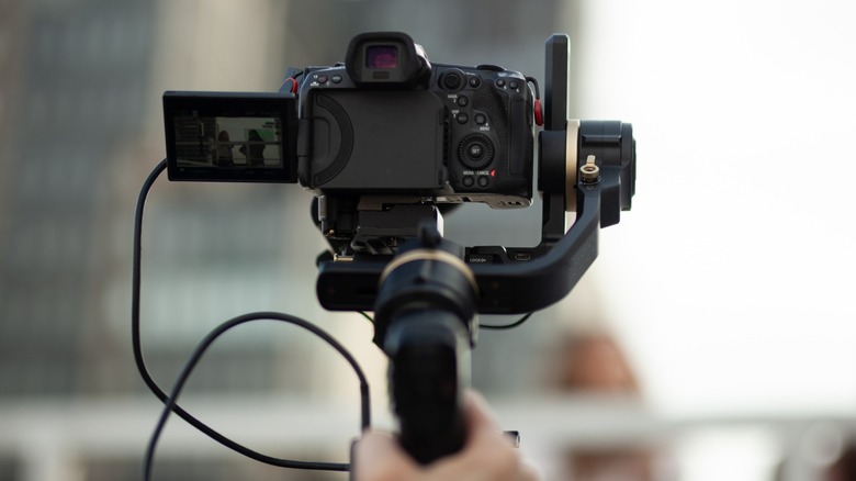 USB 케이블을 통해 짐벌에 연결된 카메라