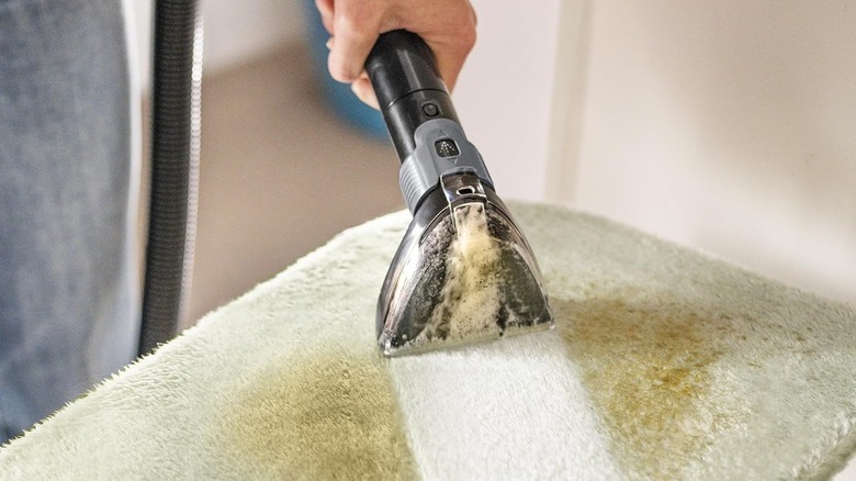 녹색 욕실 매트의 먼지를 빨아들이는 휴대용 실내 장식품 청소기