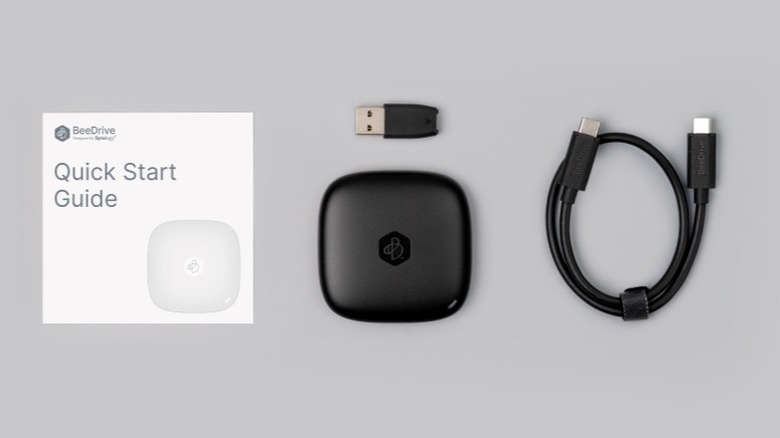 Synology BeeDrive 및 회색 배경에 포함된 액세서리