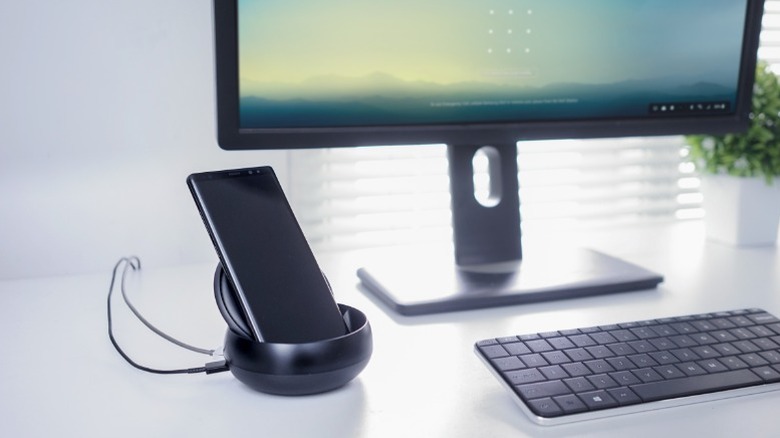 디스플레이와 키보드에 연결된 삼성 휴대폰