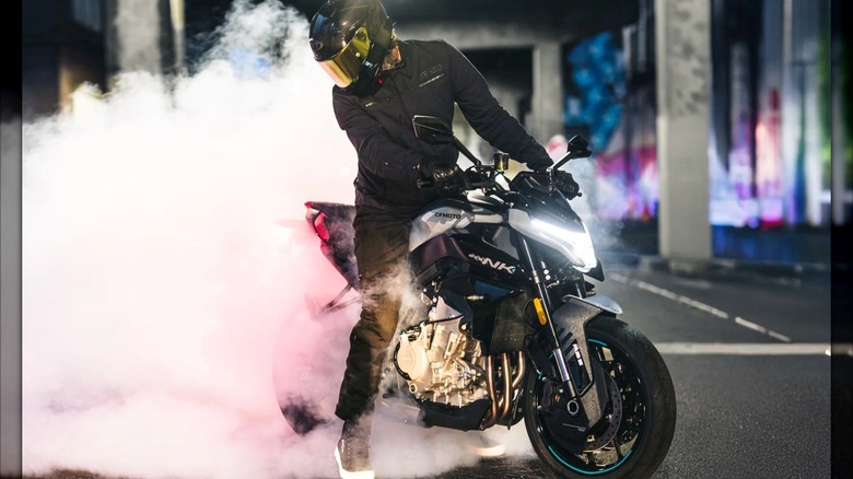 번아웃을 수행하는 2026년형 CFMoto 675NK 네이키드 스타일 자전거의 완전히 새로운 제품입니다.