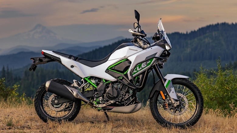 산을 배경으로 한 2026년형 Kawasaki KLE500.