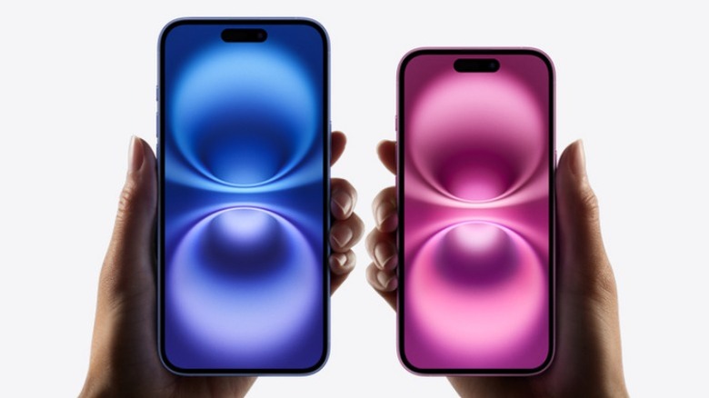 어떤 배경에서 iPhone 16과 16 Plus를 들고 있는 사람