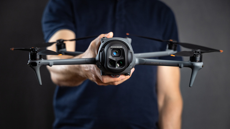 DJI 드론을 들고 있는 사람.