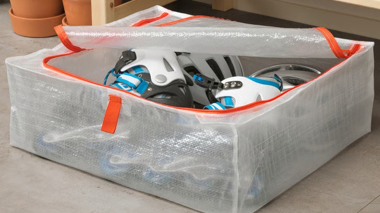 사용하지 않은 롤러 스케이트 한 쌍이 들어 있는 Parkla 보관 케이스