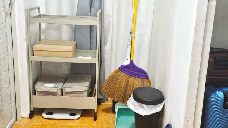 작가의 차고로 이어지는 문 옆에 있는 Nissafors 다용도 카트