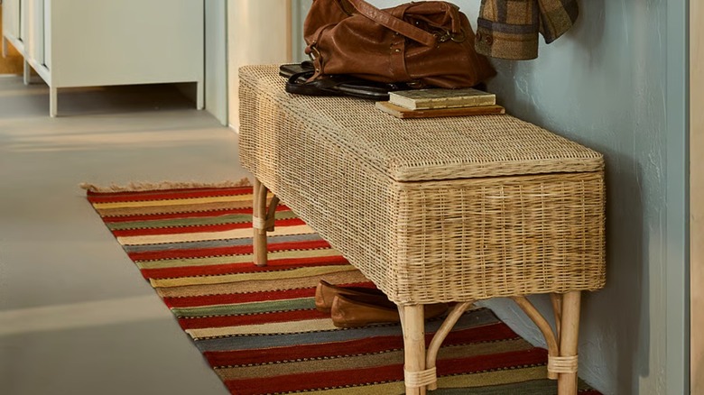 자전거 근처에 보관함이 있는 Tolkning 벤치