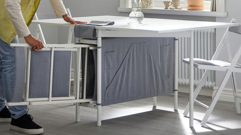 칼홀 테이블 아래에 수납공간이 보이는 모습