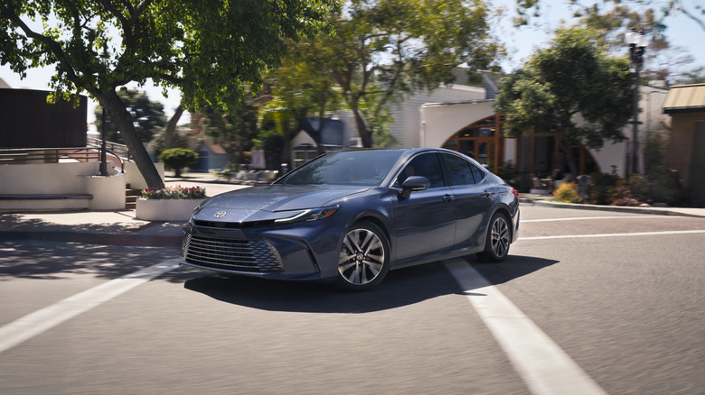 운전 중인 회색 2026 Toyota Camry의 측면 사진