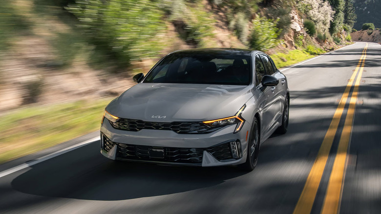 회색 2026 기아 K5 운전의 전면 샷