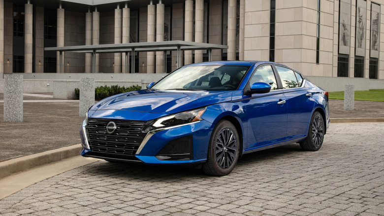 파란색 2025 Nissan Altima의 3/4 정면 사진