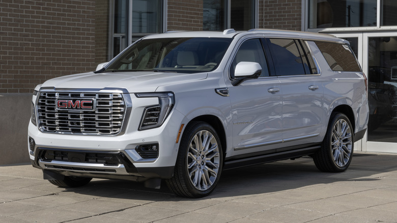 대리점의 2205 GMC 유콘 XL 데날리