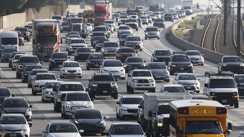 운전자들은 아침 통근 중에 210번 고속도로를 운전합니다.