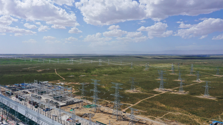 칭하이 태양광 발전소 클러스터에서 전기를 전송하는 철탑