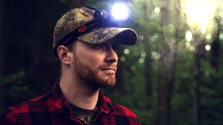 Streamlight ProtTac 2.0 헤드램프 손전등을 사용하는 사람
