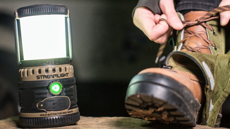 Streamlight Super Siege 랜턴을 사용하는 사람