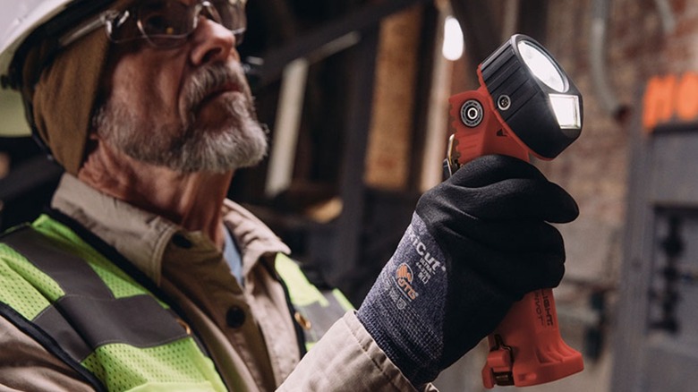 Streamlight 손전등을 사용하는 사람