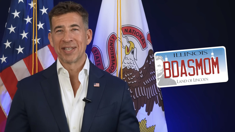 알렉시 지아누리아스 일리노이주 국무장관은 2025년 자동차 번호판 신청 거부를 발표하며 플레이트 이미지에는 다음과 같은 문구가 적혀 있습니다. 