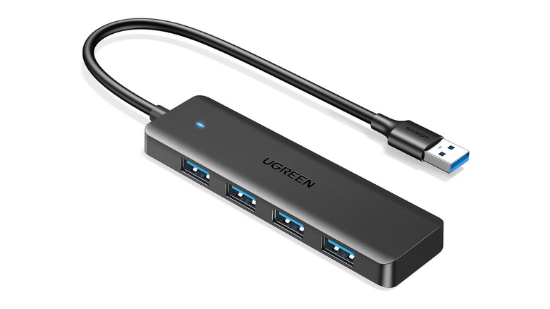 UGREEN USB 허브가 전시되어 있습니다.