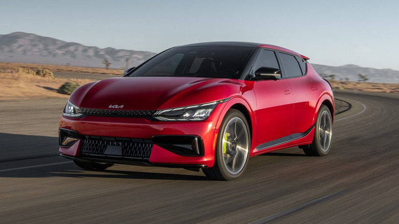 빨간색 2023 기아 EV6 GT 운전