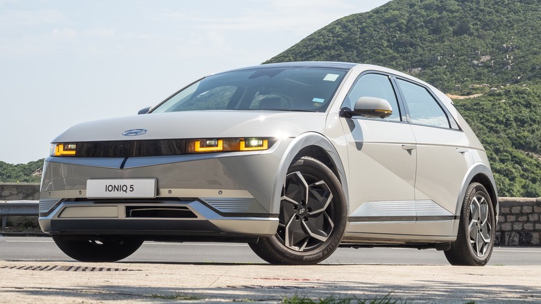 주차된 회색 2023 현대 아이오닉 5 Limited