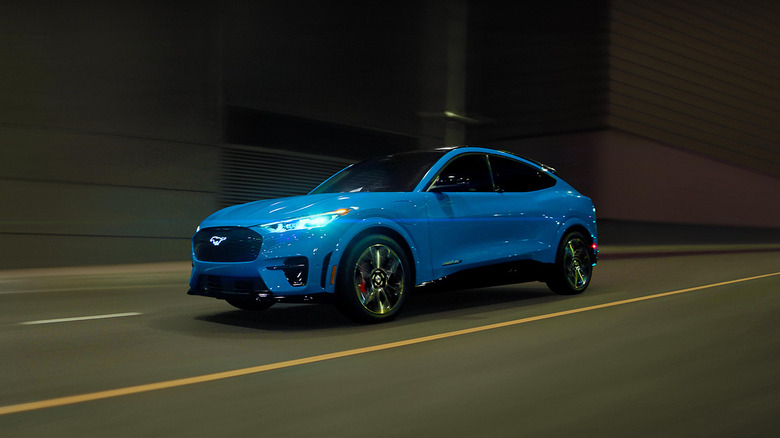 파란색 2023 Ford Mustang Mach-E GT 운전