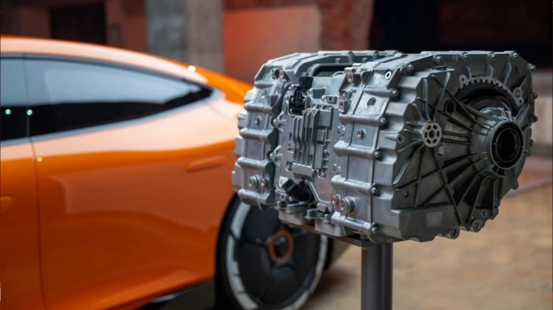 AMG GT XX 앞 스탠드에 있는 YASA 축방향 자속 모터