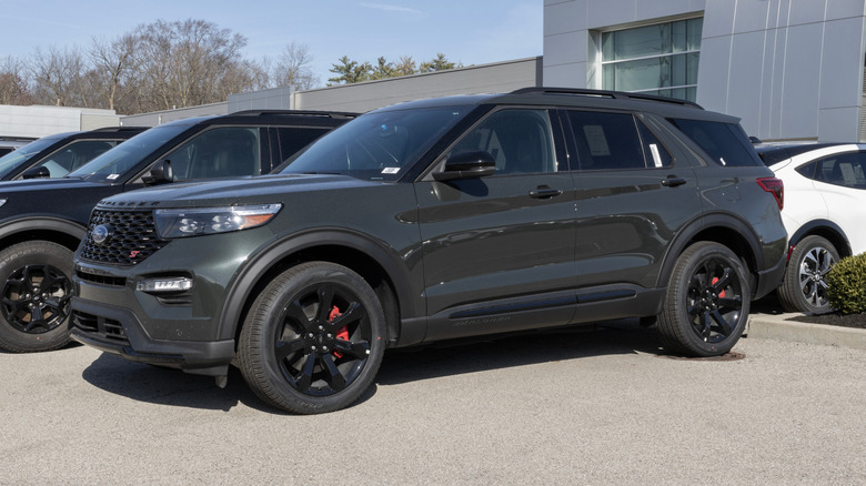 대리점의 포드 익스플로러 ST