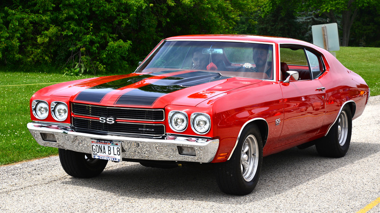 빨간색 1970 Chevrolet Chevelle SS 454 운전