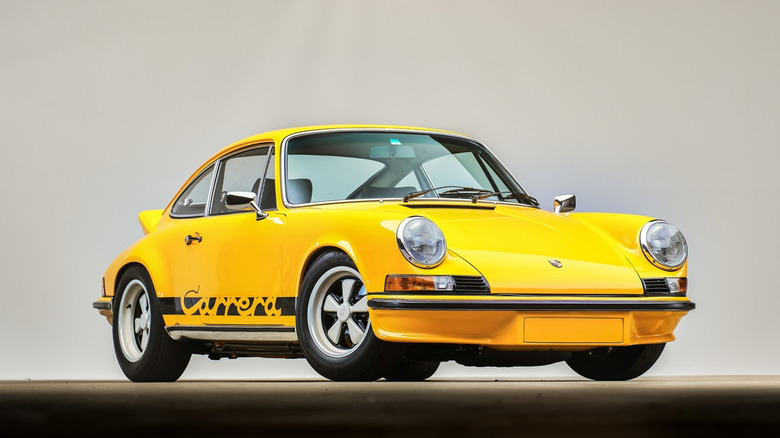 전시된 노란색 1973 Porsche 911 Carrera RS