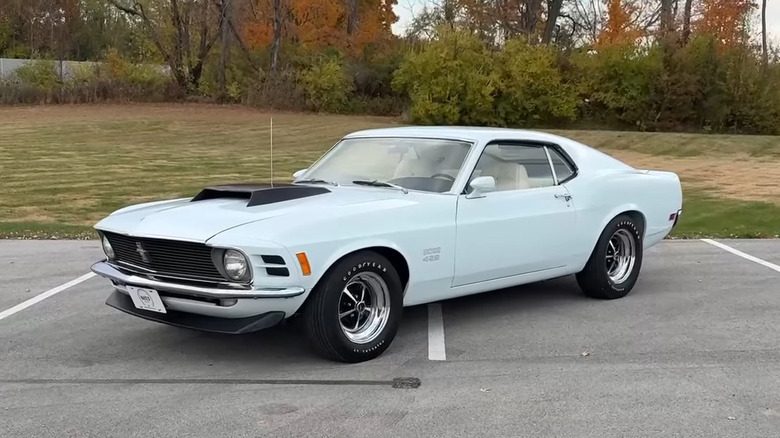 파란색 1970년형 Ford Mustang Boss 429가 주차되어 있습니다.