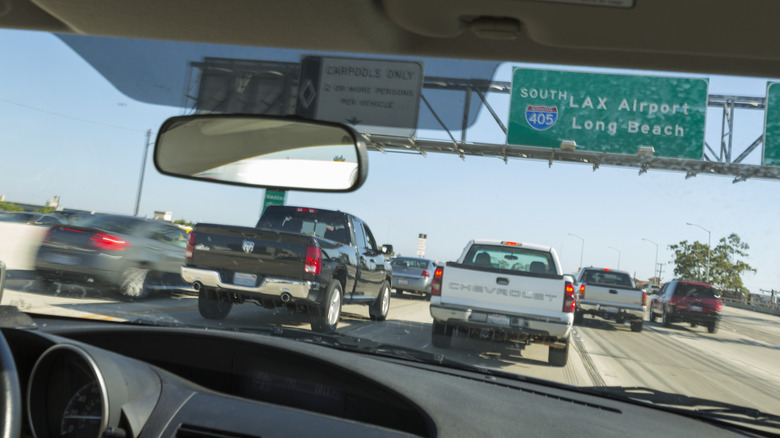 로스앤젤레스를 통과하는 여러 대의 자동차.