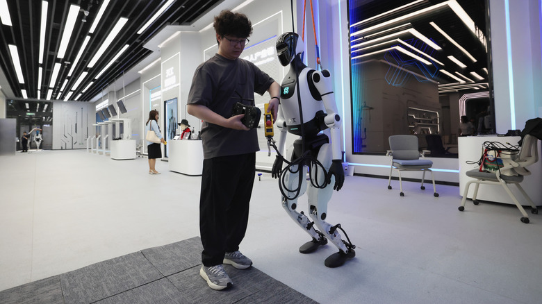 세계 최초 지능형 로봇 구현 매장 4S 매장에서 휴머노이드 로봇을 디버깅하는 작업자들