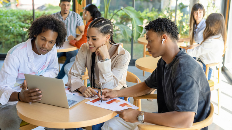 카페에서 일하는 프로그래머 팀