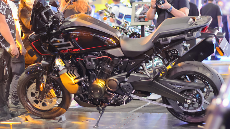 킥스탠드를 확장한 측면에서 본 Harley-Davidson Pan America