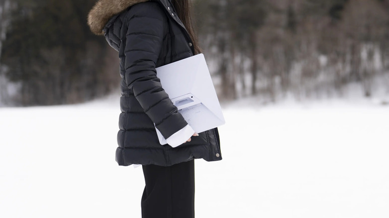 스타링크 미니를 들고 있는 사람