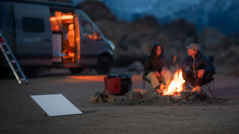 밤 캠핑장의 스타링크 미니