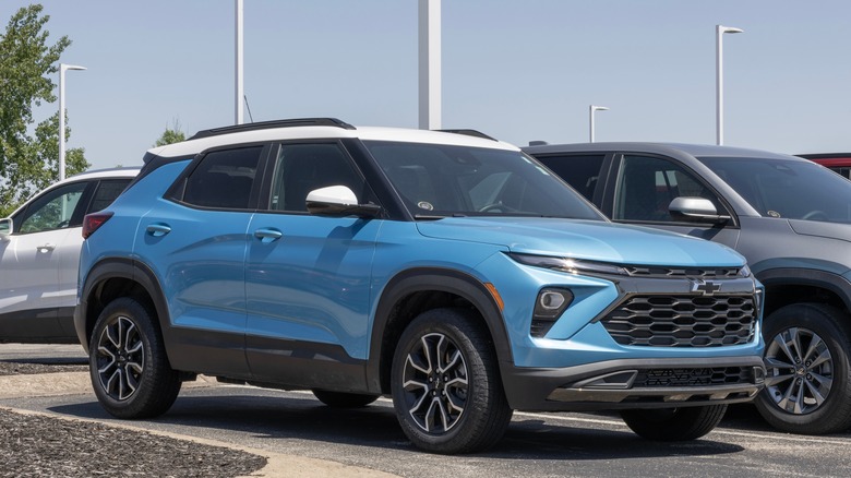 파란색 2025 Chevrolet Trailblazer 주차됨