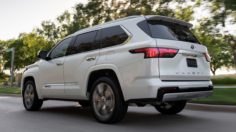 후방 3/4 각도에서 본 토요타 세쿼이아