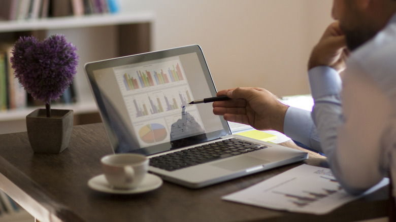 노트북 화면을 터치하는 사람