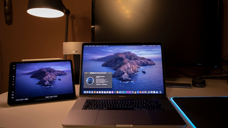 Sidecar가 사용 중인 것으로 표시된 Mac 및 iPad