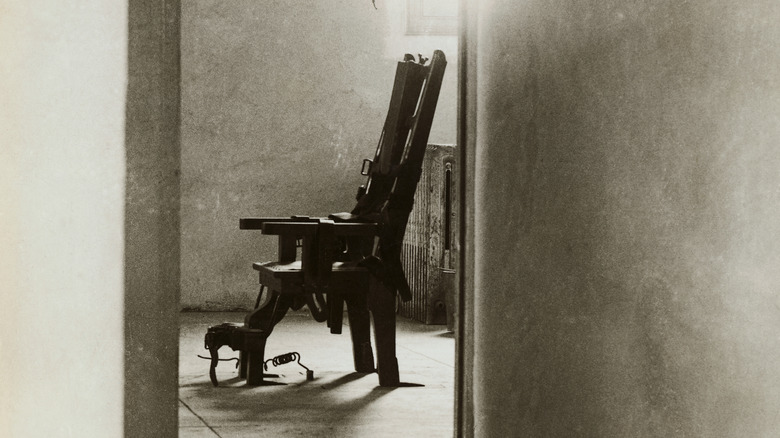 출입구를 통해 본 전기의자의 오래된 사진