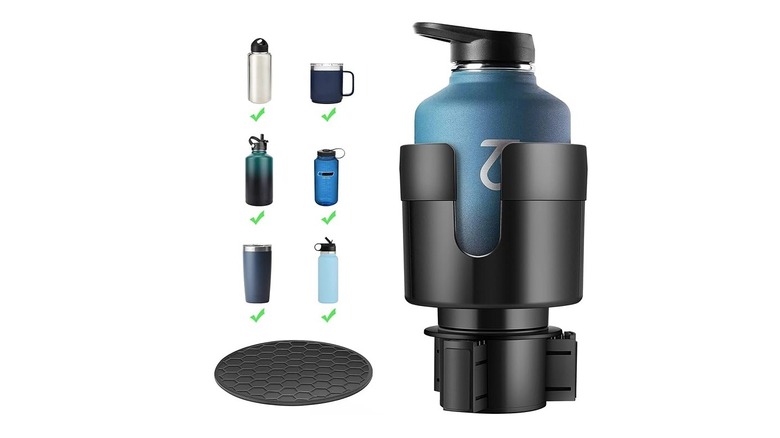 흰색 배경에 컨테이너 옵션 및 기능이 포함된 자동차 컵 홀더 확장기