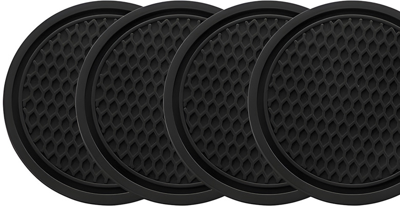 자동차 컵홀더 이미지 위의 컵홀더 코스터