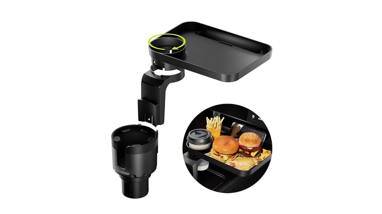 흰색 바탕에 자동차 컵 홀더 트레이