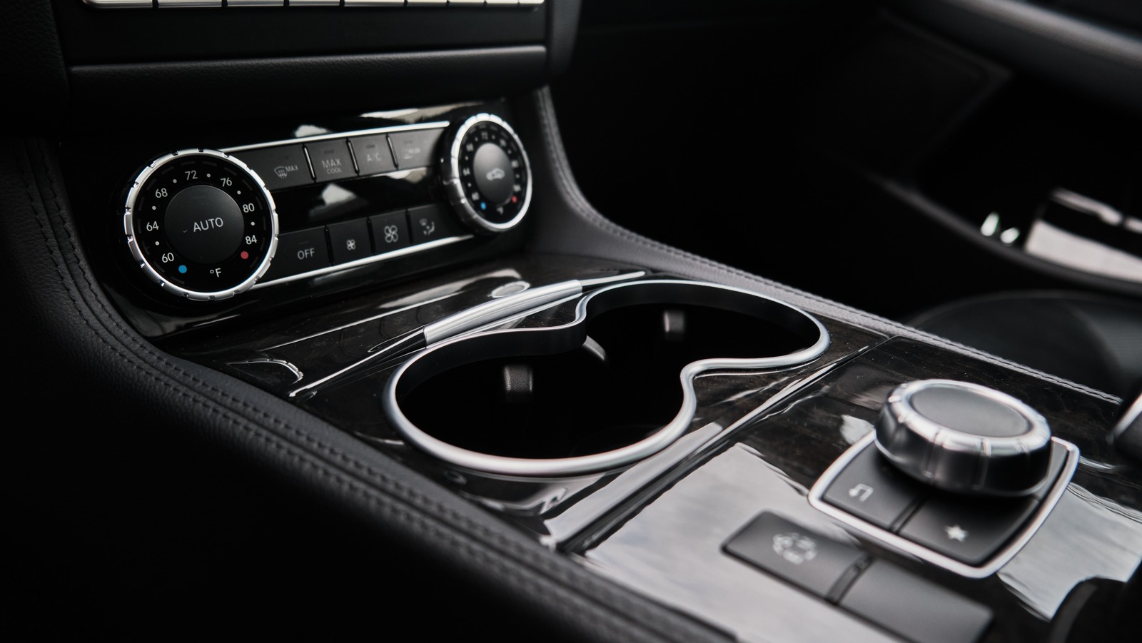 자동차 정리에 도움이 되는 5가지 컵 홀더 액세서리