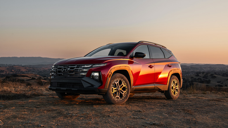 주차된 빨간색 2026 Hyundai Tucson XRT의 측면