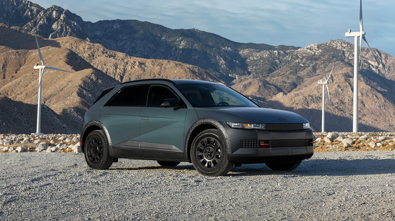 주차된 2026 현대 아이오닉 5 XRT의 측면 샷